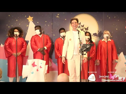 MIKA chante pour les enfants à l'hôpital
