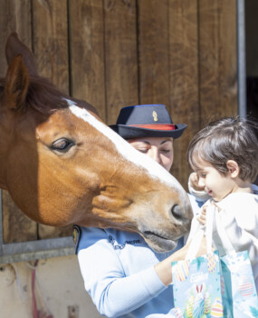 À l’occasion de Pâques, la Garde républicaine organisait une chasse aux œufs pour les enfants atteints par un cancer