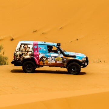 Rallye Aïcha des Gazelles 2024 au Maroc pour soutenir la recherche contre les cancers pédiatriques.