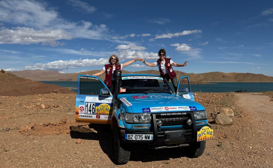 L’équipe SO-VE, en rose et bleu pour le Rallye Aïcha des Gazelles 2025