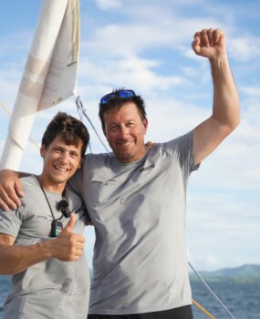 Guillaume et Cédric remportent la Transat Café l’Or en Class 40 : une victoire pour tous les enfants !
