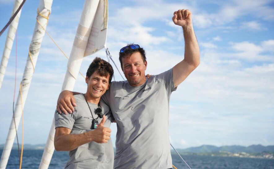 Guillaume et Cédric remportent la Transat Café l’Or en Class 40 : une victoire pour tous les enfants !