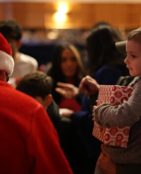 Des cadeaux, des sourires et des parenthèses enchantées pour le noël 2025 des enfants d&rsquo;Imagine for Margo