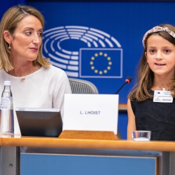 Cancers pédiatriques : au Parlement européen, Léonor, 10 ans, interpelle les eurodéputés