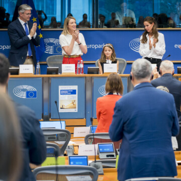 Cancers pédiatriques : au Parlement européen, Léonor, 10 ans, interpelle les eurodéputés