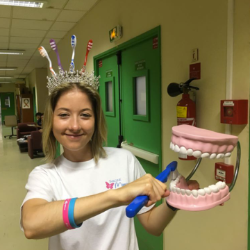 atelier brus brush à l'hôpital Trousseau pour apprendre aux enfants à bien de brosser les dents