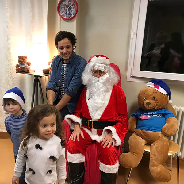 Vianney rend visite aux enfants pour Noël dans les hôpitaux