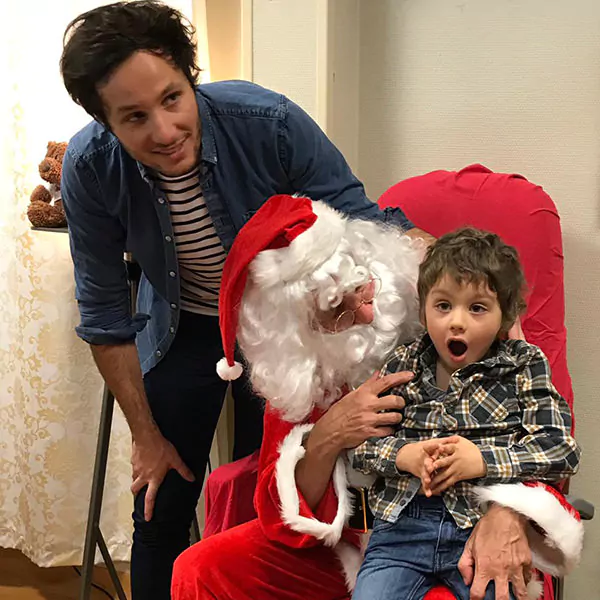Vianney rend visite aux enfants dans les hôpitaux pour Noël
