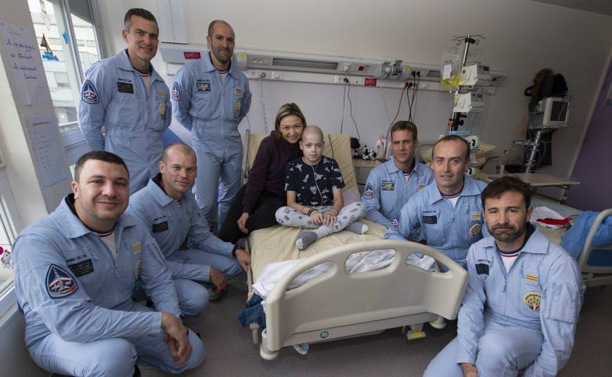 La Patrouille de France rend visite aux petits guerriers de l’hôpital Trousseau
